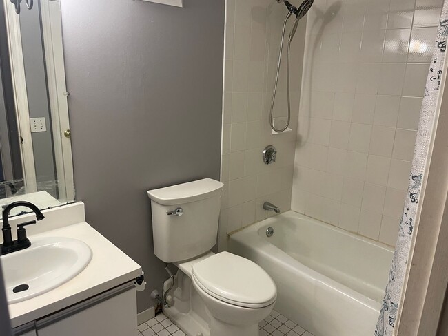 Building Photo - Newly Renovated Condo For Rent in Quaker V...