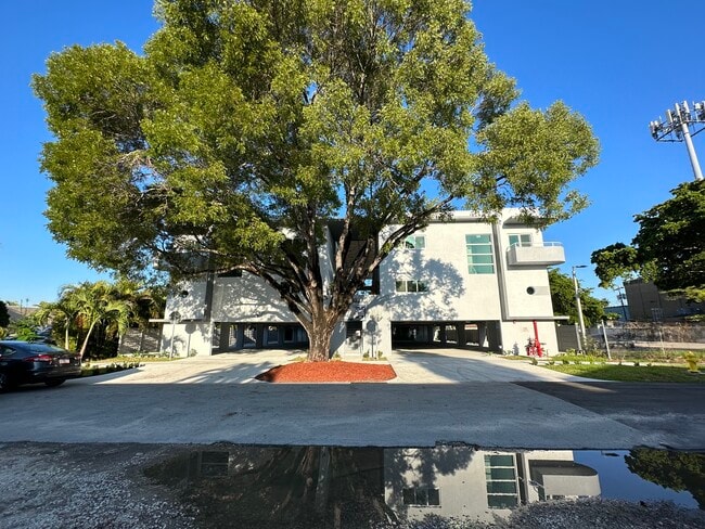 Building Photo - 641 Palmetto Dr