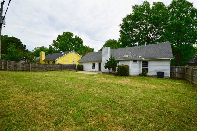 Building Photo - Cute home with great curb appeal near Wolf...