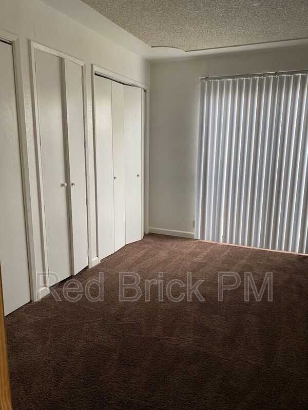 Building Photo - 800 E 23rd St