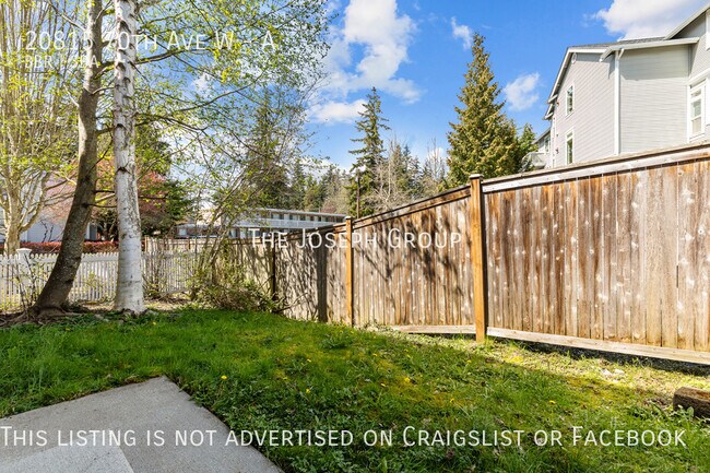 Building Photo - Sun-filled 3 bed/2.5 bath in Lynnwood!