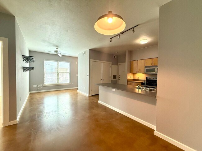 Building Photo - 1/1 with a garage!  Available for immediat...
