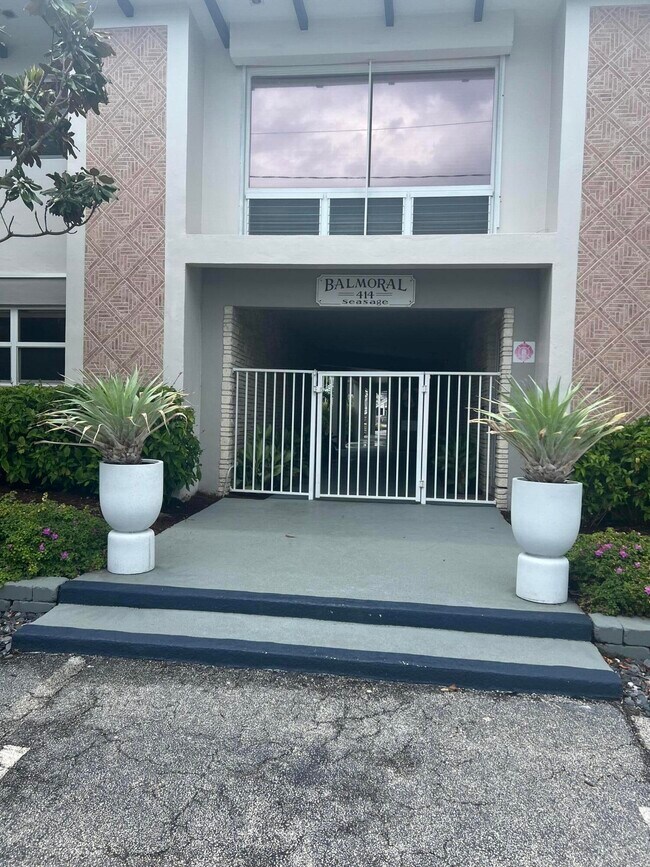 Building Photo - 414 Seasage Dr