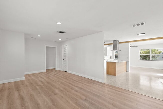 Building Photo - NEWLY RENOVATED Home For Rent in St Pete!