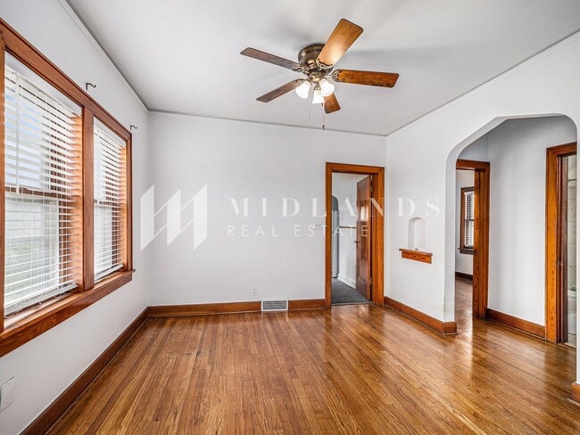 Building Photo - Vintage Charm in Little Italy