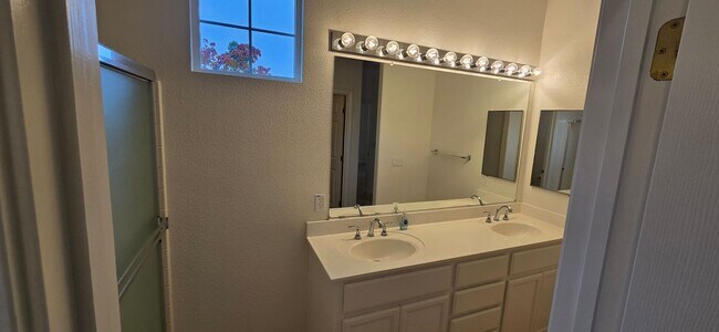 Building Photo - EPIC REA: 3 Bed/2.5 Bath Modern Comfort in a Prime Fairfield Location!