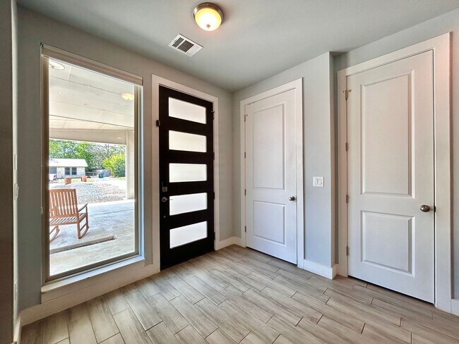 Building Photo - 930 E 54th St