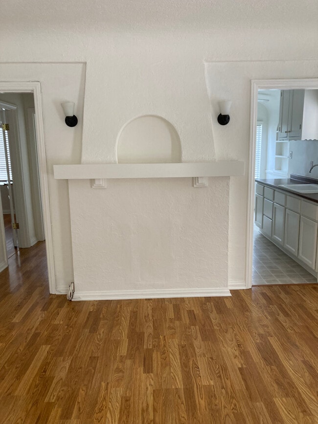 Building Photo - 934 W 9th St