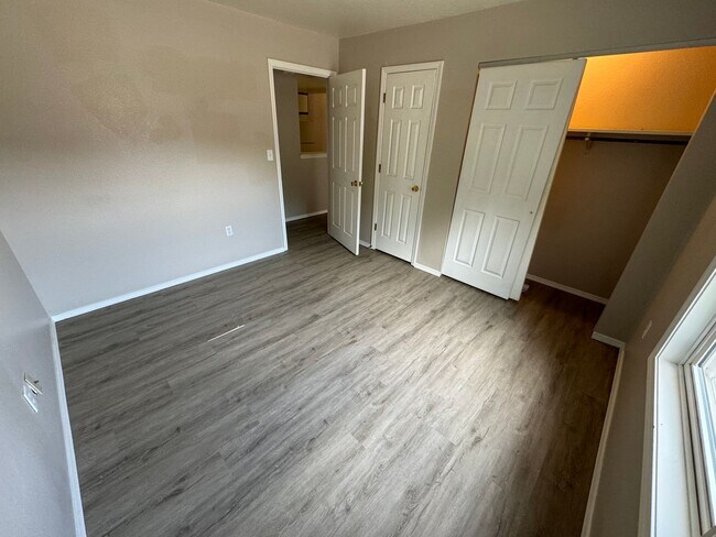 Building Photo - Updated 2 bedroom one bath Apartment in Oz...
