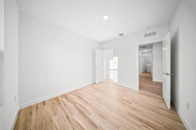 Building Photo - 1689 SW Abingdon Ave