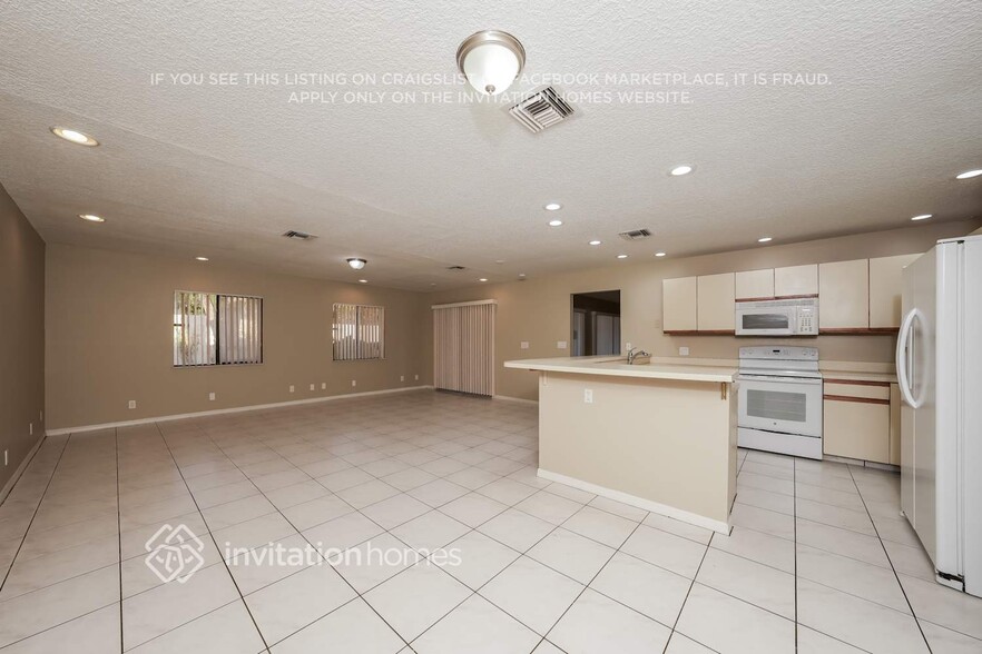 Building Photo - 301 SW 27th Ave