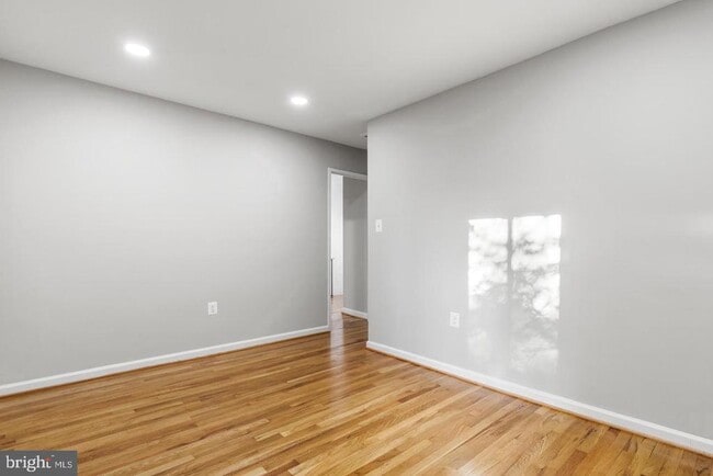 Building Photo - 4921 Sauquoit Ln