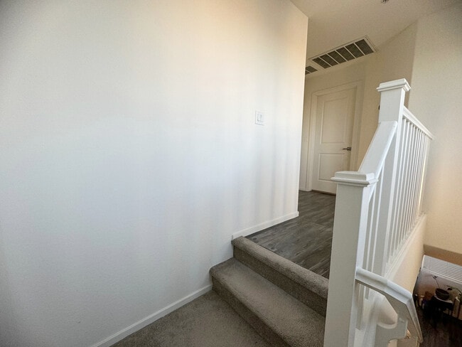 Building Photo - 2337 E Huntington Dr