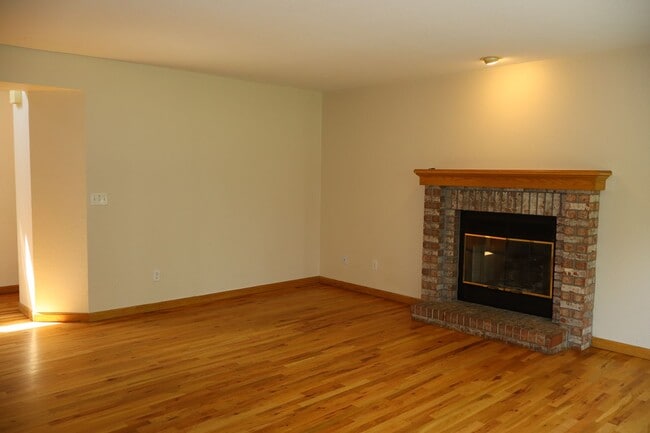 Building Photo - Live Large in Fort Collins – 5BR Home + $2...