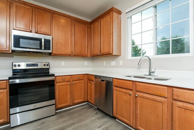 Building Photo - 5200 Tant Cir