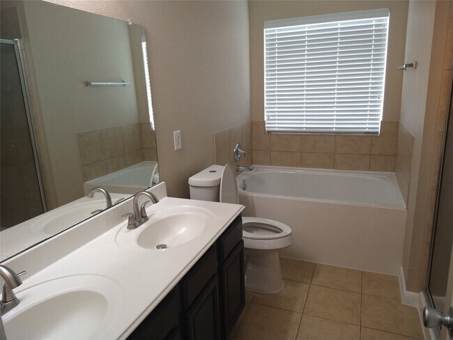 Building Photo - 811 Sweet Flower Dr