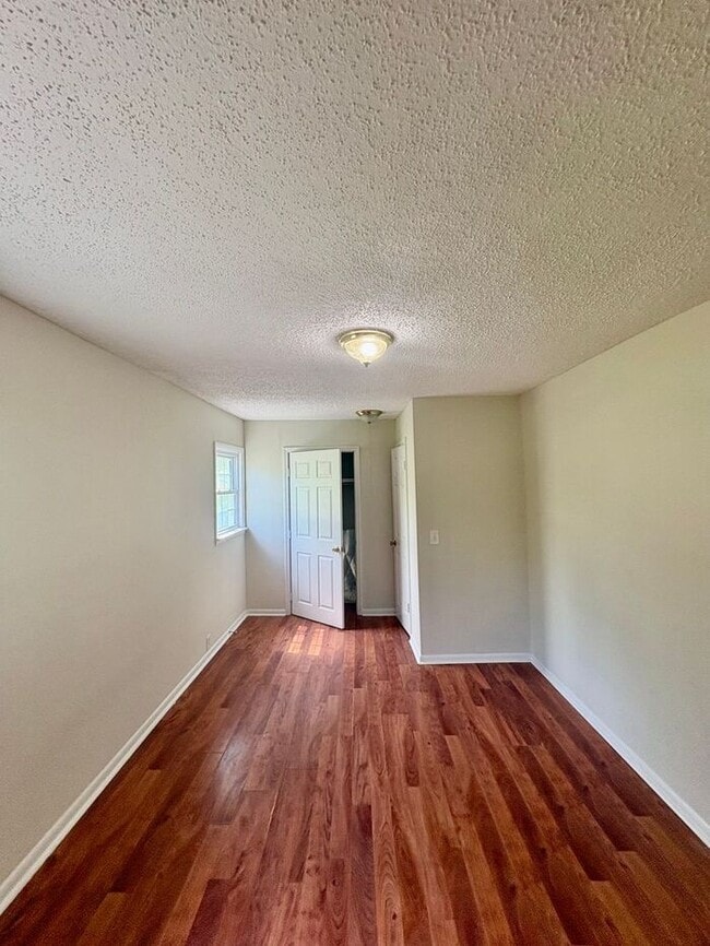Building Photo - 3 Bed /2.5 Bath East Nash!