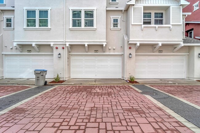 Building Photo - Gorgeous 2 Bedroom 2.5 Bathroom Townhome - Incredible Location