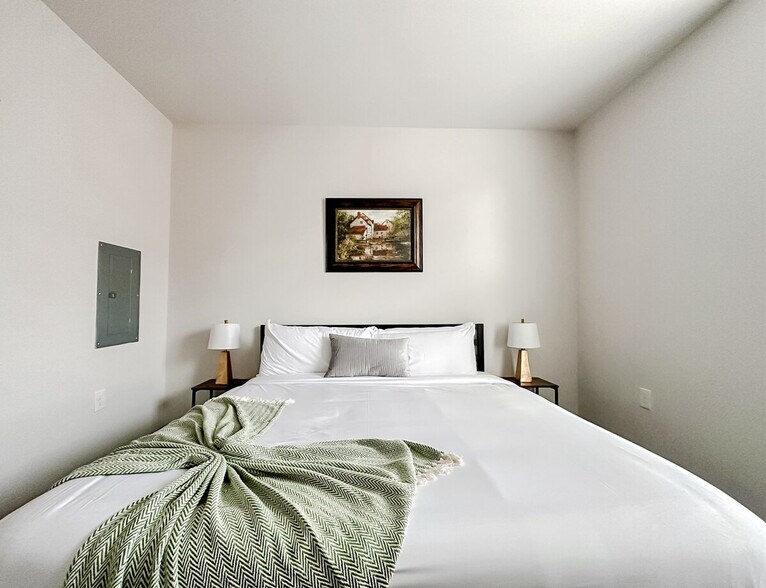 Building Photo - 111 E 4th St