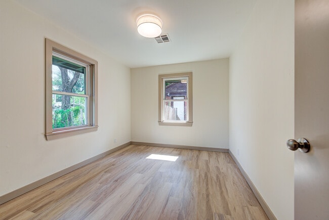 Building Photo - 1117 E Lindsey St