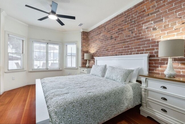 Building Photo - 4 bedroom 2 bath home