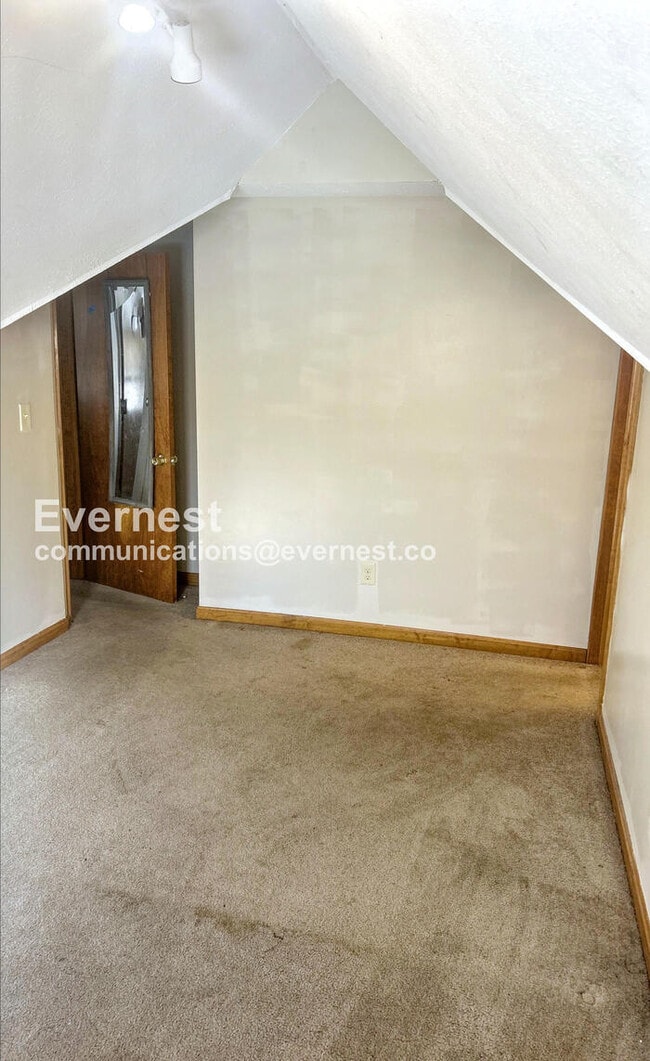 Building Photo - SPECIAL OFFER!! 3 Bed/2 Bath Home with Detached Garage / Pet-Friendly / Vouchers Accepted / Avail...