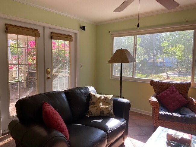 Building Photo - 2/2 single family house with big yard near downtown and beach!