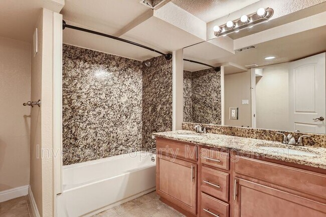 Building Photo - 2471 S Ivanhoe Pl