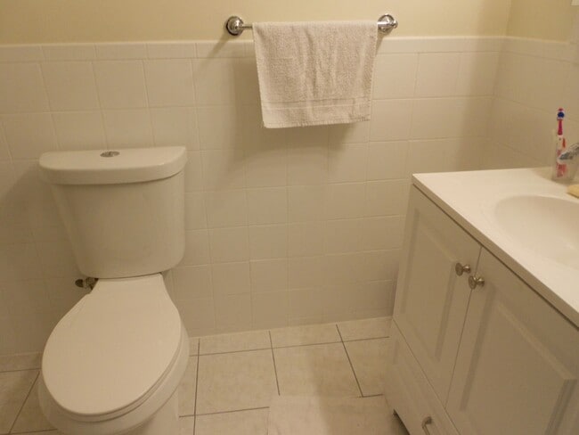 Building Photo - No Brokers Fee, In-Unit Washer and Dryer, Eat-in Kitchen, Parking for Rent