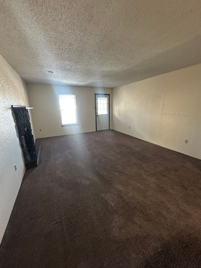 Building Photo - Spacious Upstairs 1 Bed Apartment!