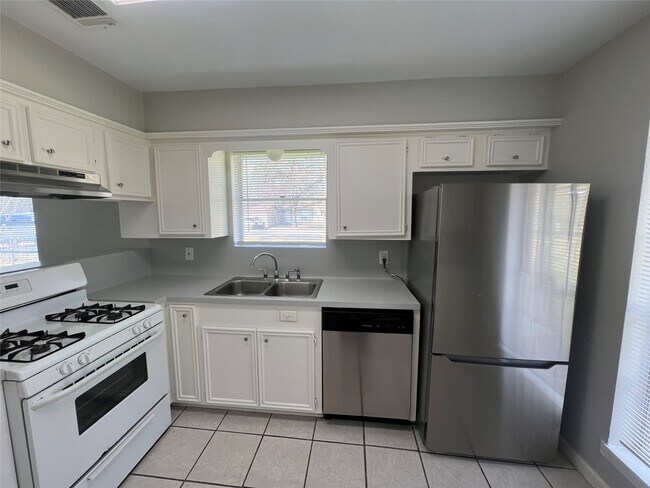 Building Photo - 2402 Fawnwood Ln