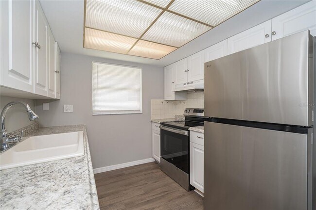 Building Photo - 7911 Foxwood Dr