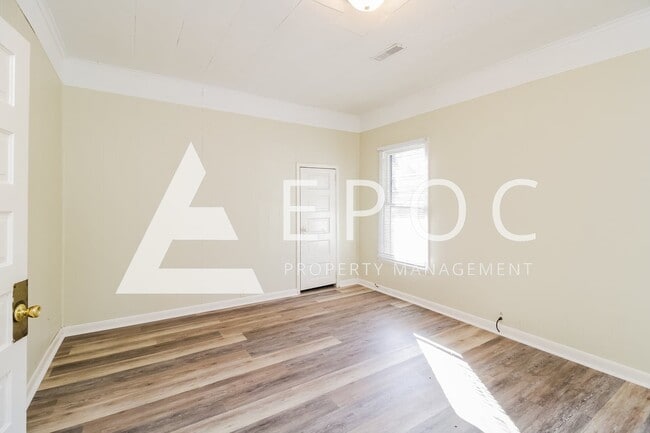 Building Photo - 707 E Dayton Ave
