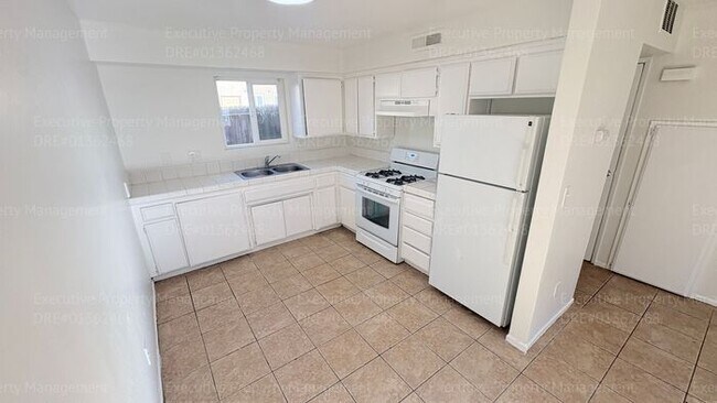 Building Photo - 2 bedroom 1.5 bathroom townhome near shopping centers and hospital! Located in the 93305 zip code...
