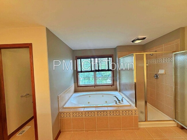 Building Photo - 2050 Rockland Dr