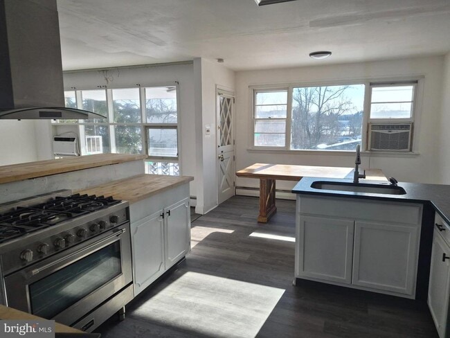 Building Photo - 901 Montgomery Ave