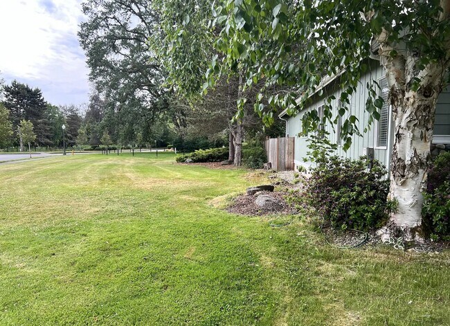 Building Photo - Great Neighborhood 3bd/ 2.5 Avail. Nov. 28th