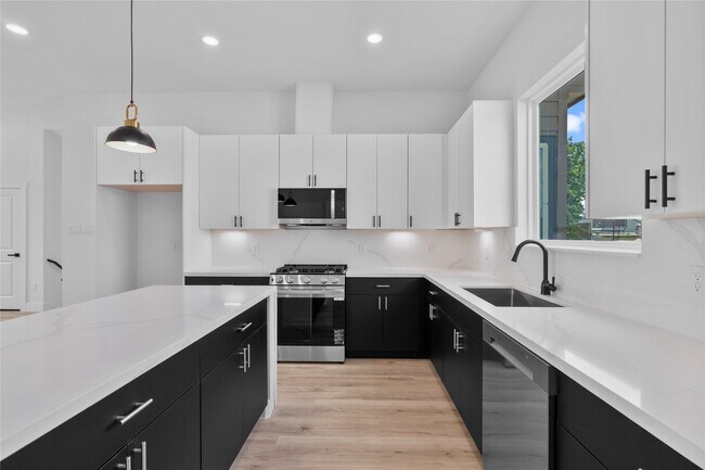 Building Photo - 3510 Saltus St