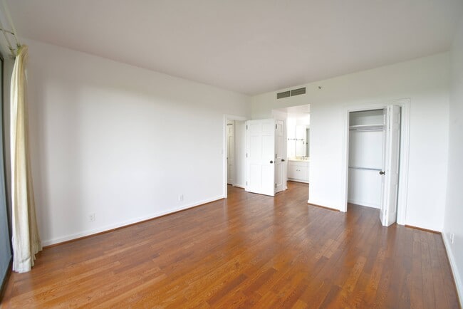 Building Photo - 2121 S Yorktown Ave
