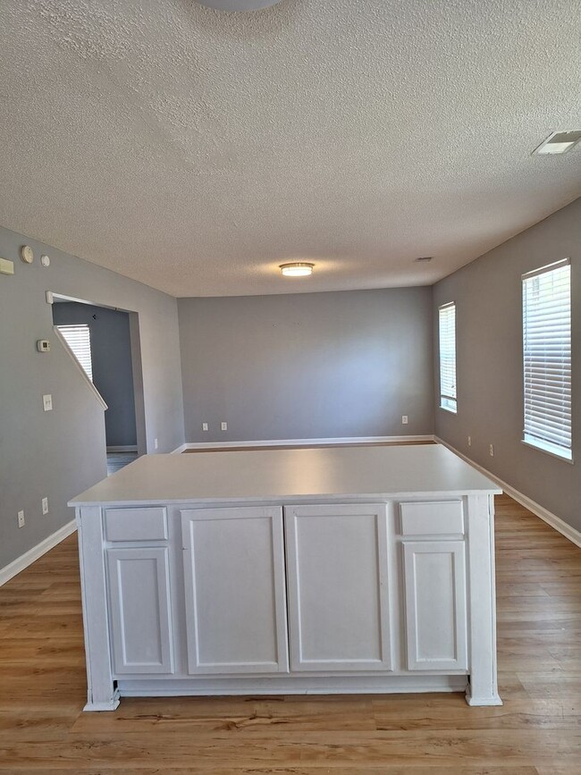 Building Photo - Wonderful Four Bedroom Home in Northeast C...