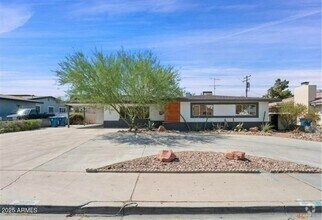 Building Photo - 2301 W Altadena Ave