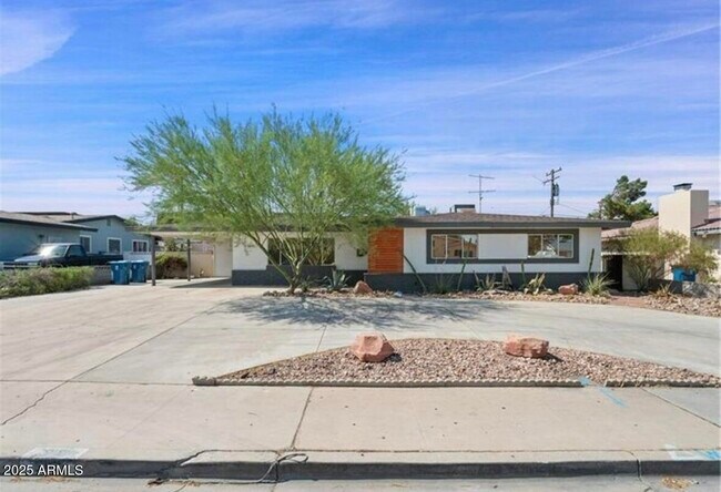 Primary Photo - 2301 W Altadena Ave