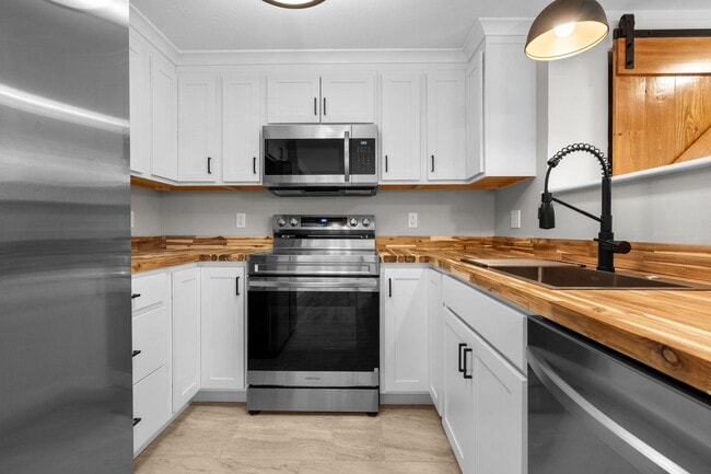 Building Photo - 2 Rockingham Ct