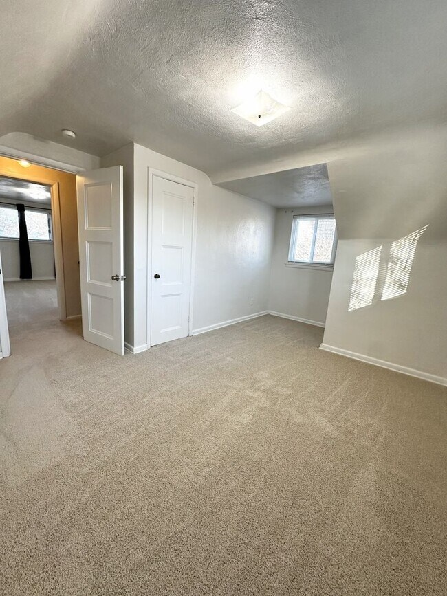 Building Photo - Well-Maintained 4-Bedroom in Haygood Area of Virginia Beach