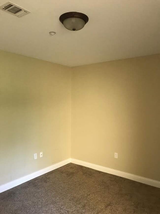 Building Photo - Now accepting application for 2 bedroom 2 ...