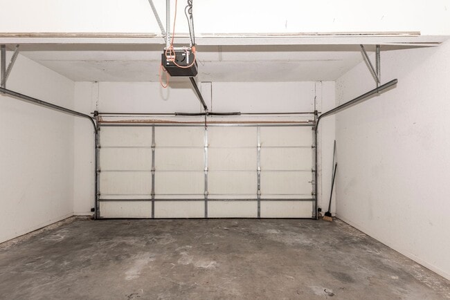 Building Photo - Spacious Duplex with Fenced Yard