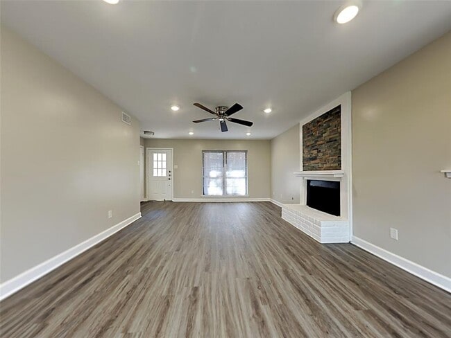 Building Photo - 3215 Sycamore Springs Dr