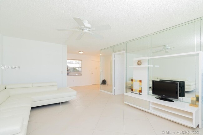 Building Photo - 220 Kings Point Dr