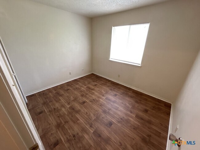 Building Photo - 2108 Carousel Dr