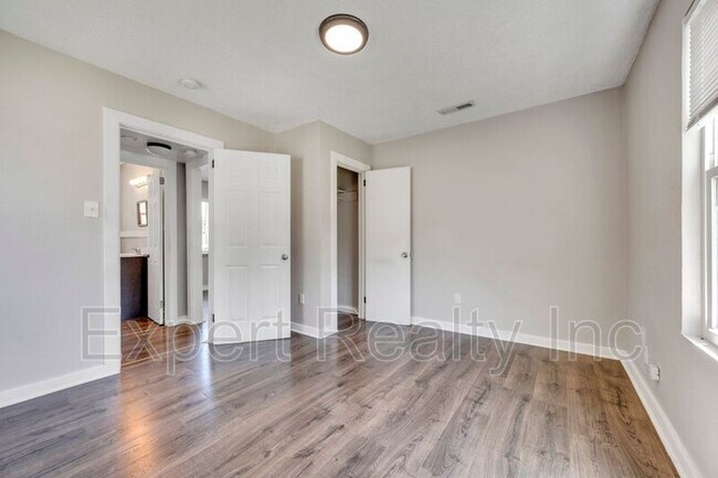 Building Photo - 1061 57th St